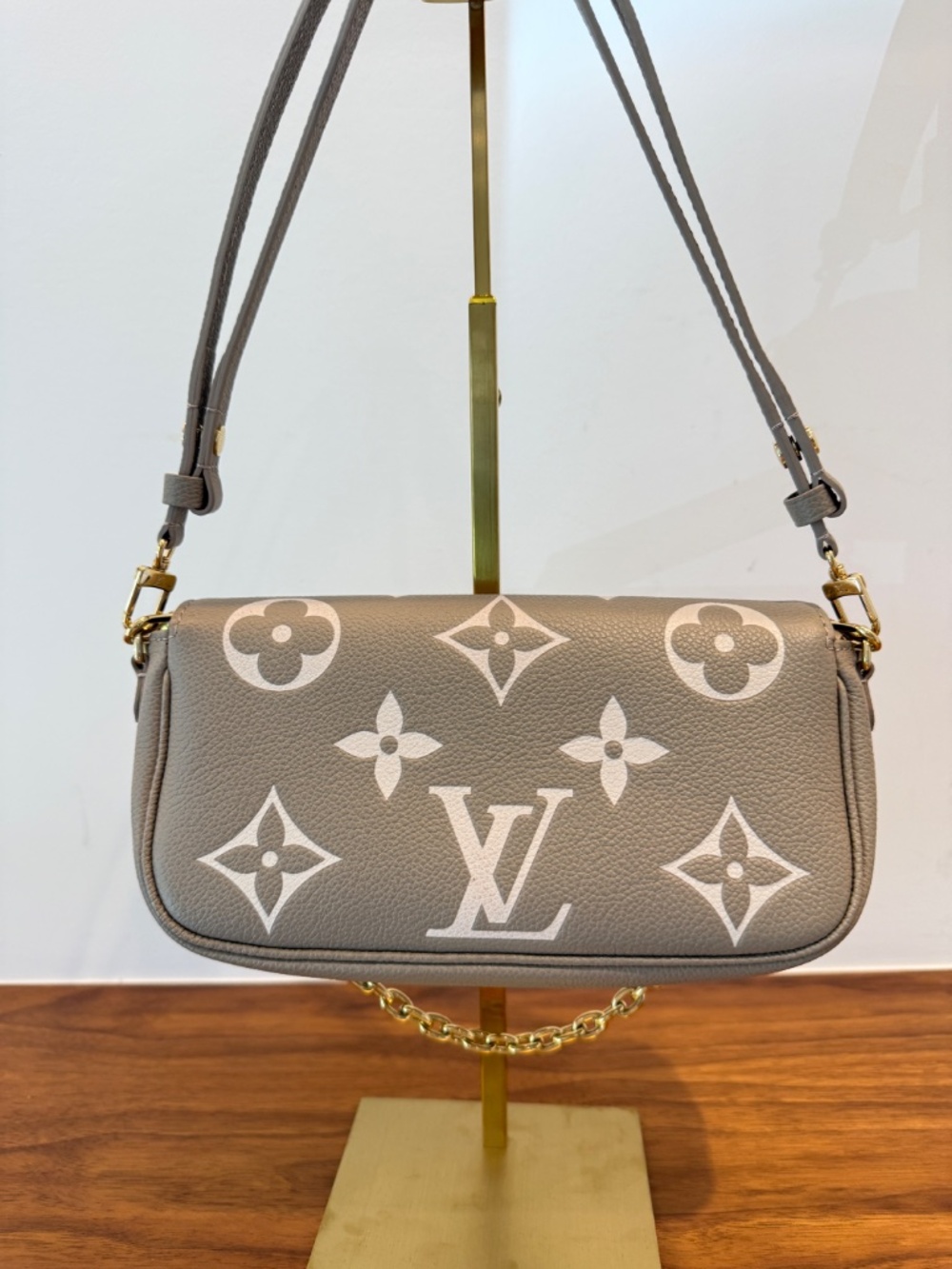 Louis Vuitton Empreinte Monogram Ivy in Turtledove and Cream - Picture 2 of 13